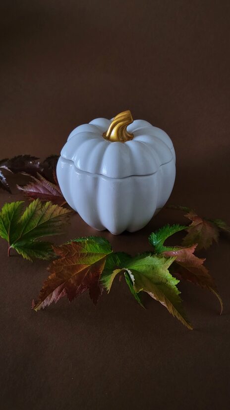 Svece ķirbja traukā